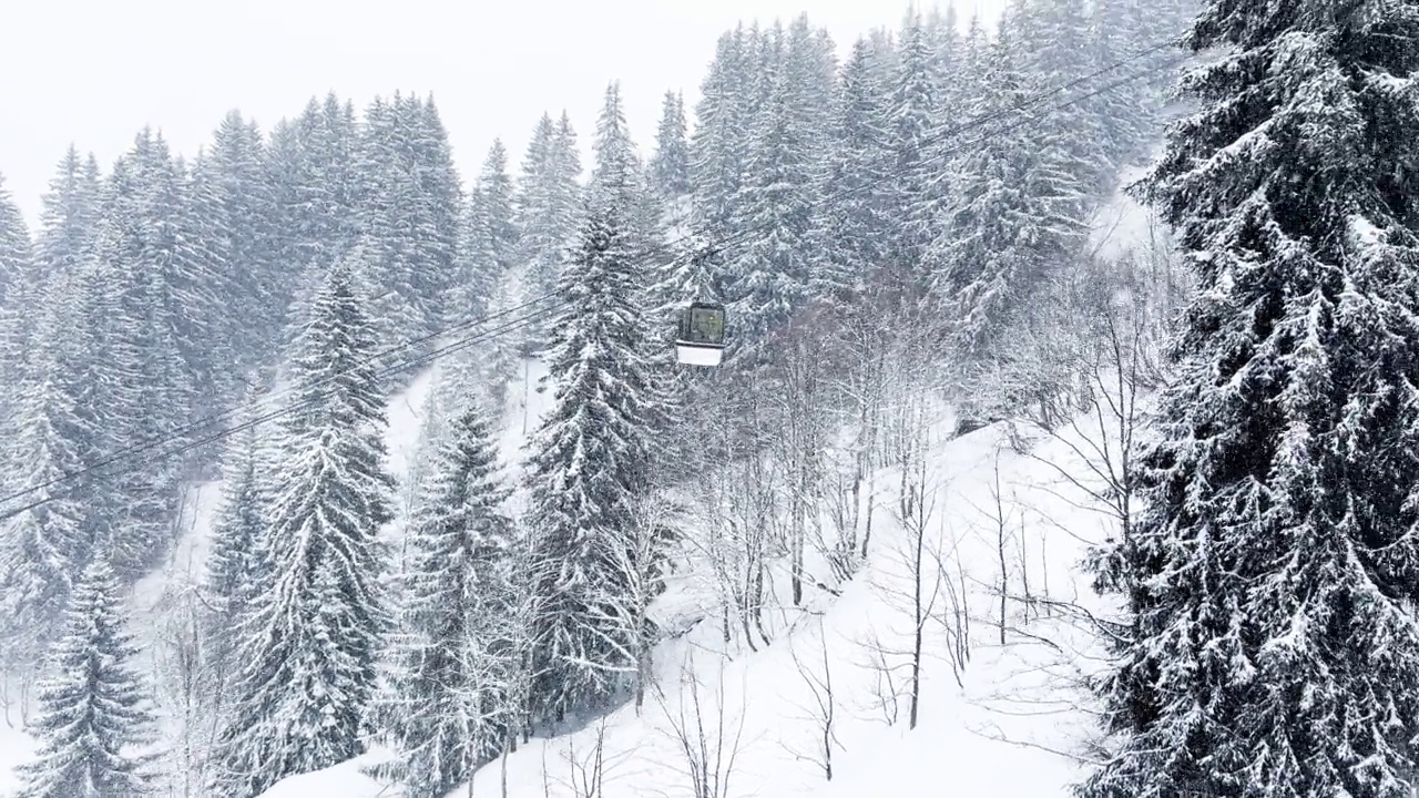 大雪期间，滑雪缆车的客舱在缆车道上移动视频素材