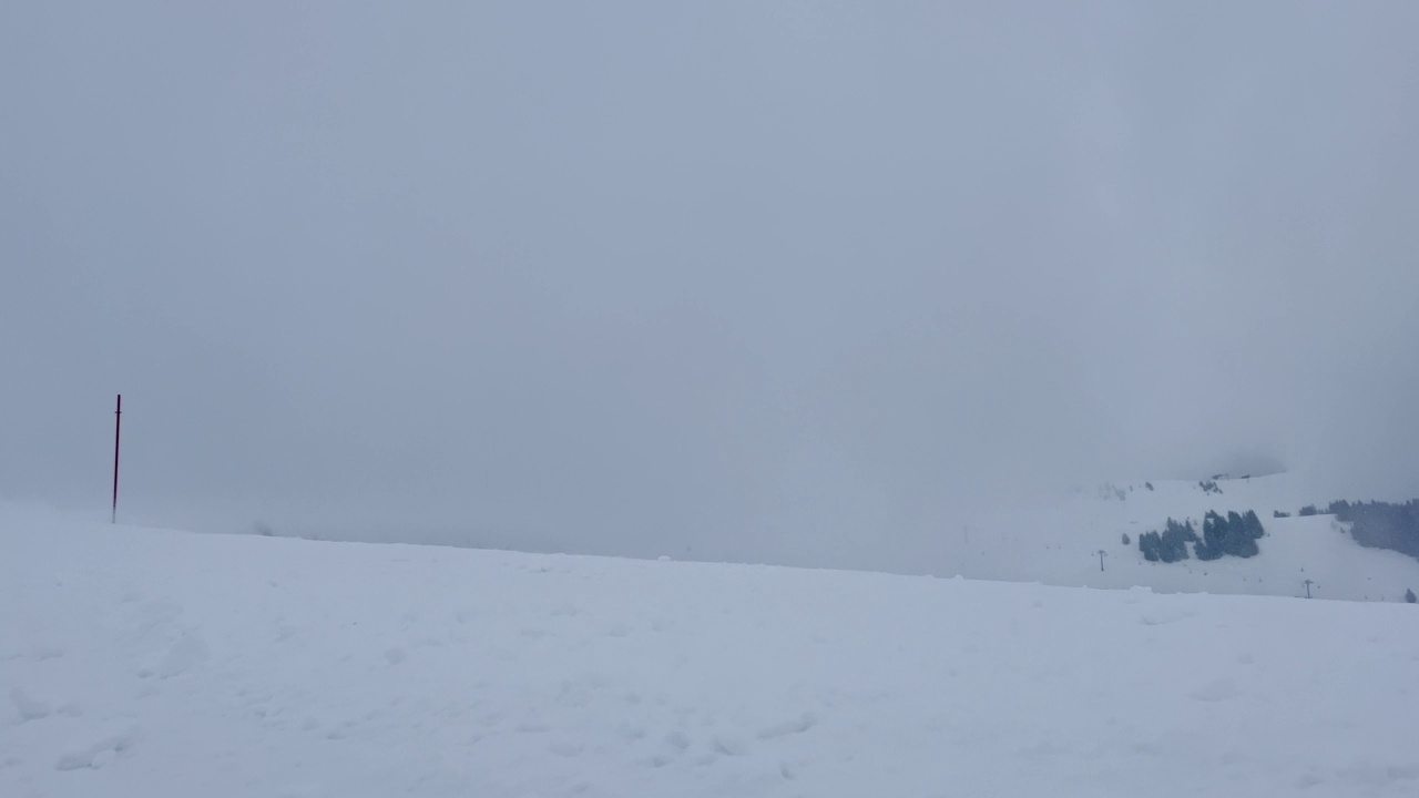 阿尔卑斯山滑雪场的雪道顶部下起了大雪视频素材