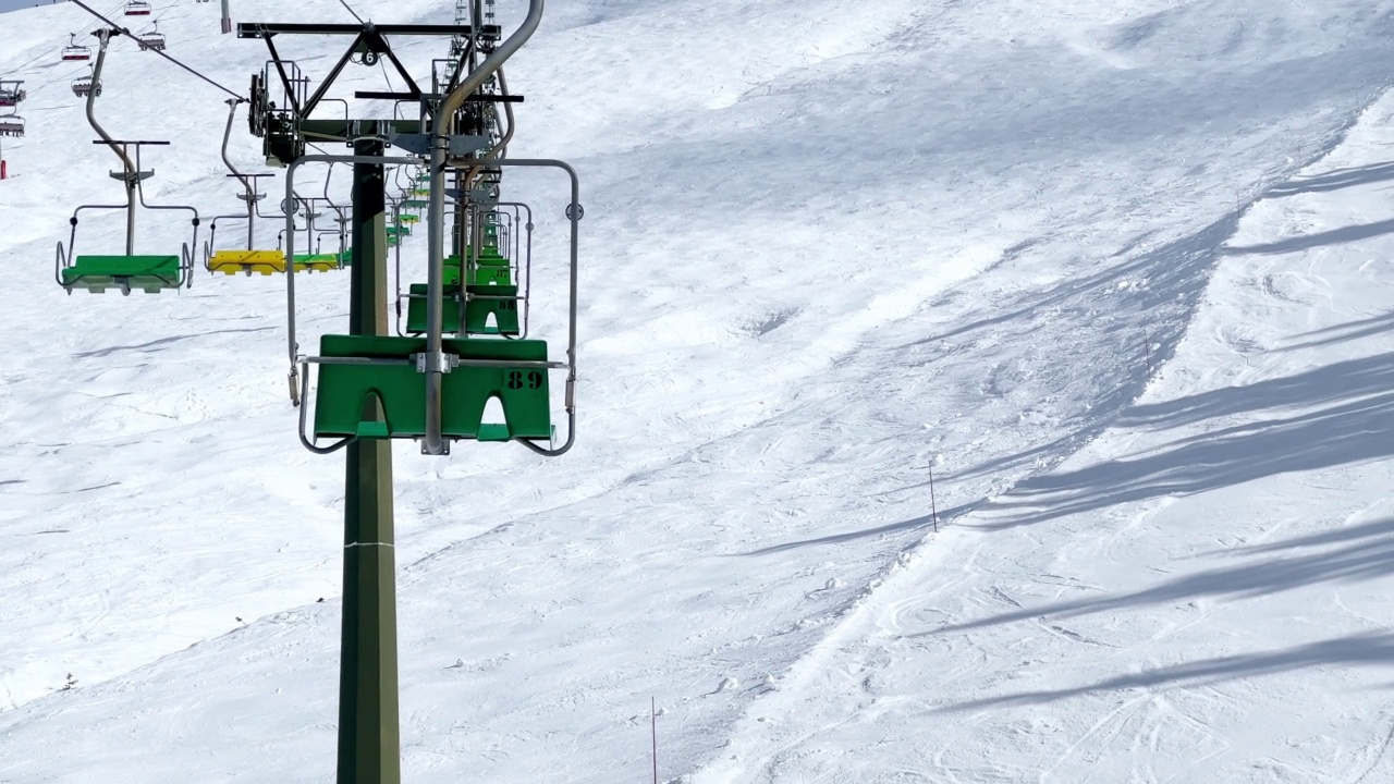 许多滑雪缆车椅在高山冬季度假胜地的绳索上移动视频素材