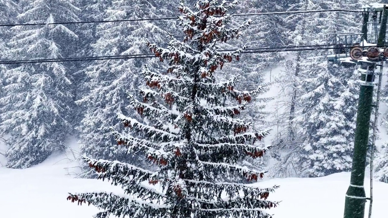 下雪时滑雪场高山索道上的小屋视频素材