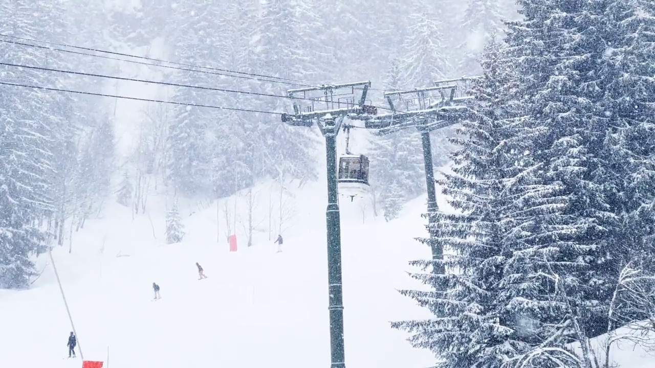 滑雪缆车的客舱在下雪时通过绳索移动视频素材