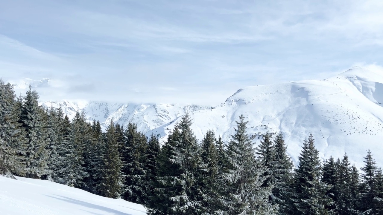 雪峰上的山林景色视频素材