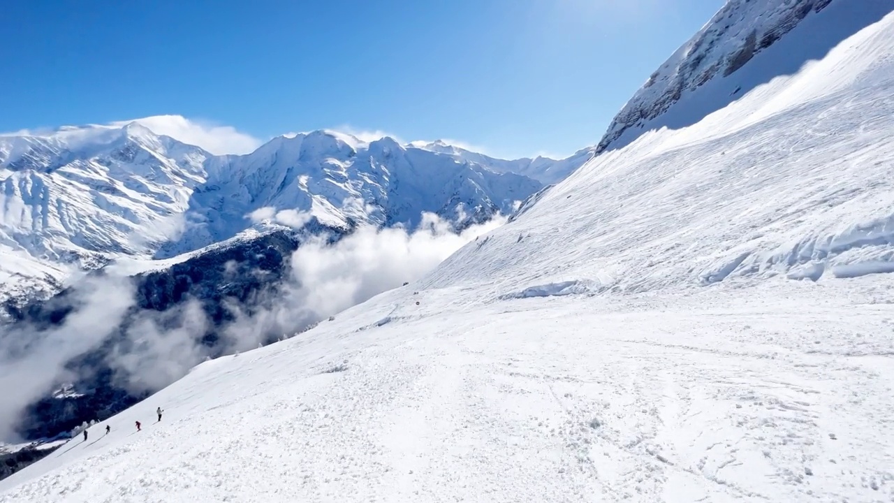 运动图像的滑雪者走下高山斜坡轨道视频素材