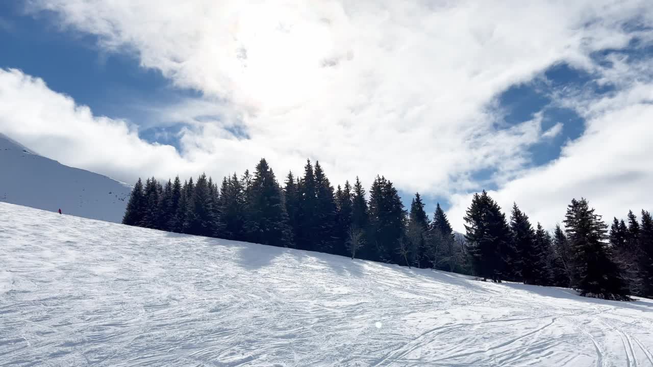 从滑雪缆车上俯瞰高山滑雪场的滑雪道视频素材