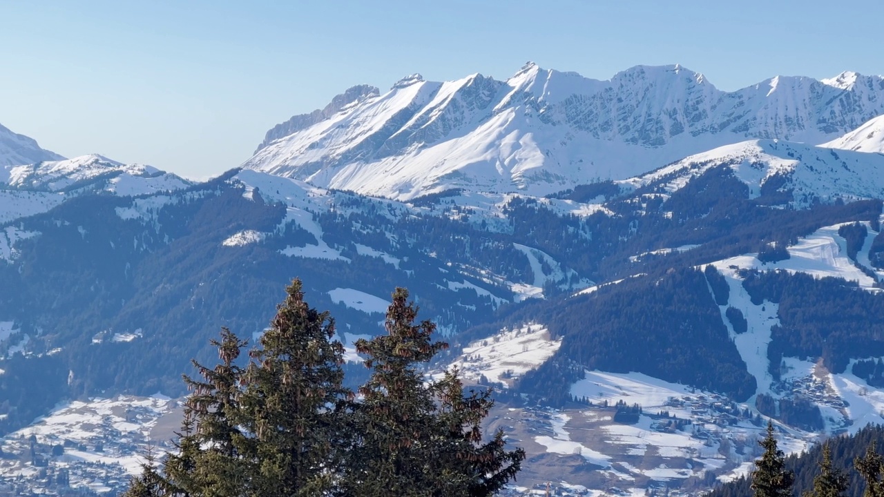 山上覆盖着积雪的高山冷杉林视频素材