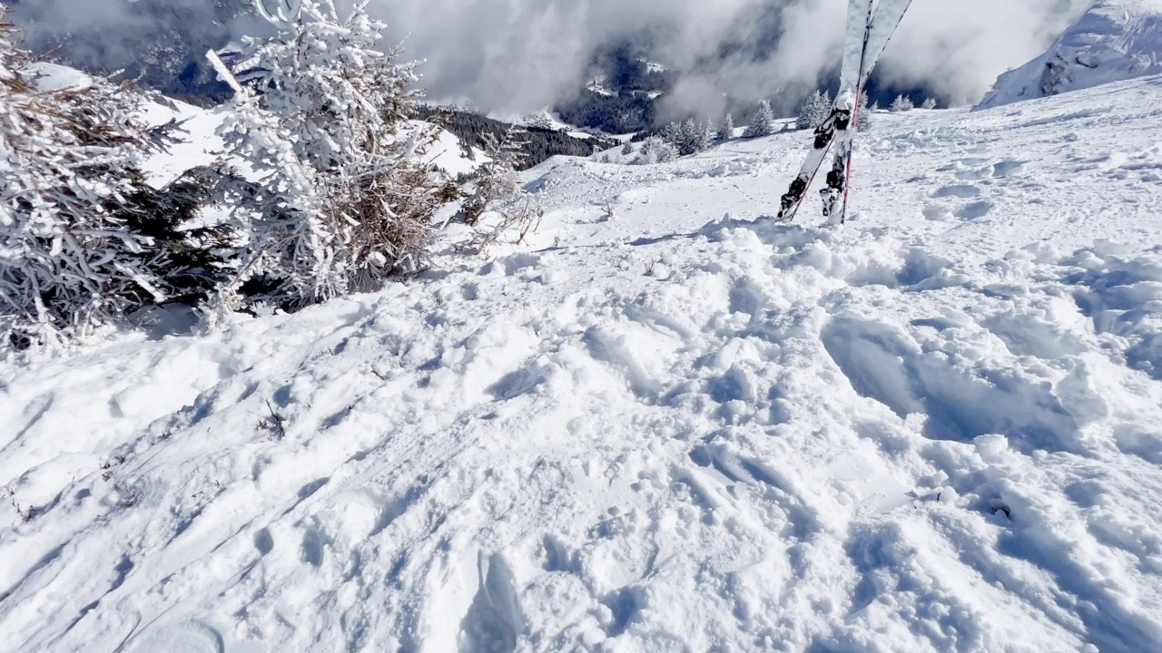 雪上滑雪全景图和高山雪峰全景图视频素材