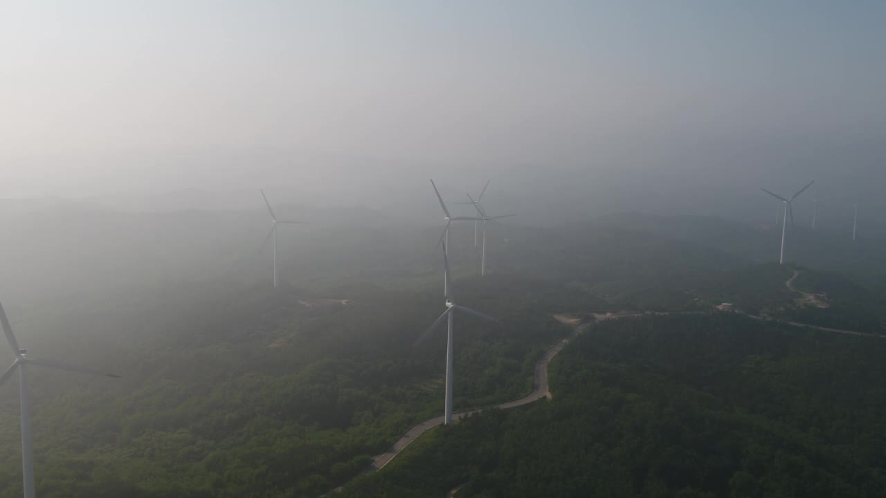 韩国庆尚北道盈德郡盈德郡的盈德风电场和自然的风力涡轮机视频素材