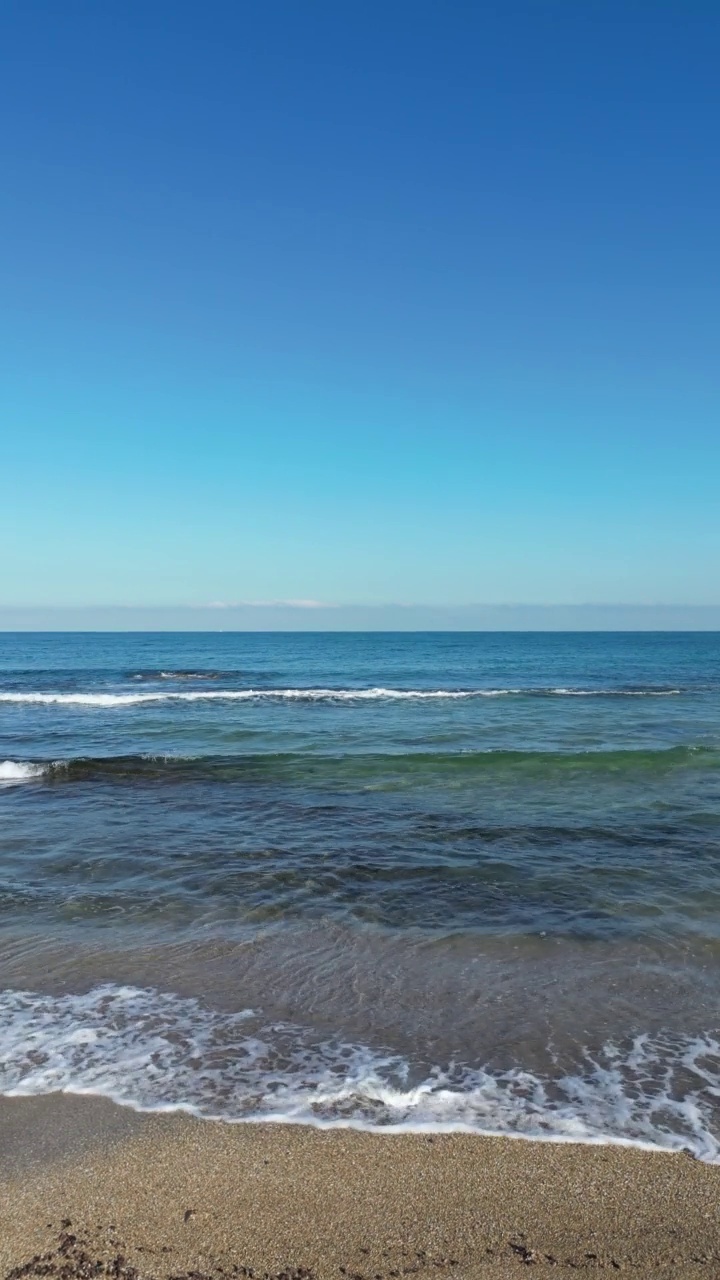 海浪轻轻地拍打着海滩。Givat Alia，雅法，以色列视频素材