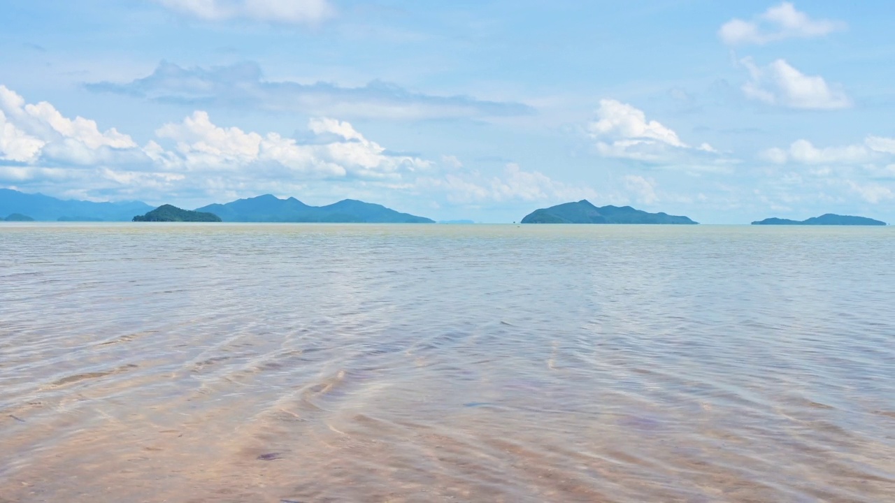 沙滩和蓝色的海洋和波浪。视频素材