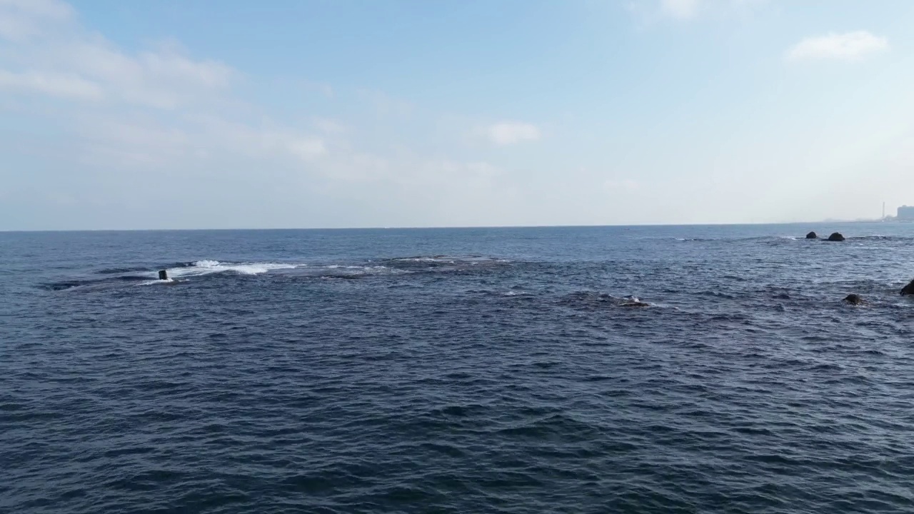 在以色列特拉维夫市的海岸前，蓝色的大海上泛起涟漪视频素材