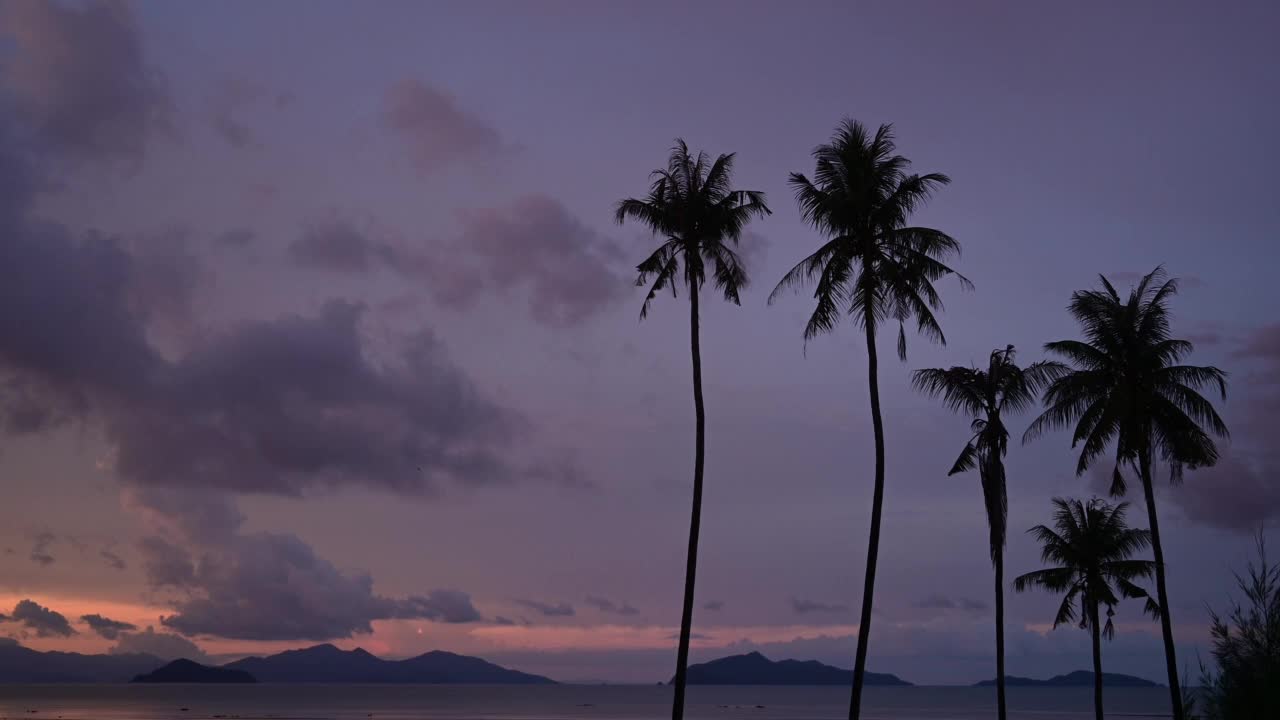 彩色的日落在海岛海滩与海浪和反射的天空。视频素材