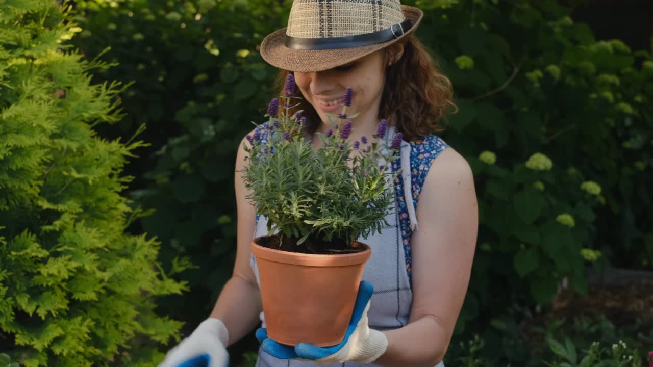 女园丁在户外照顾植物。视频素材