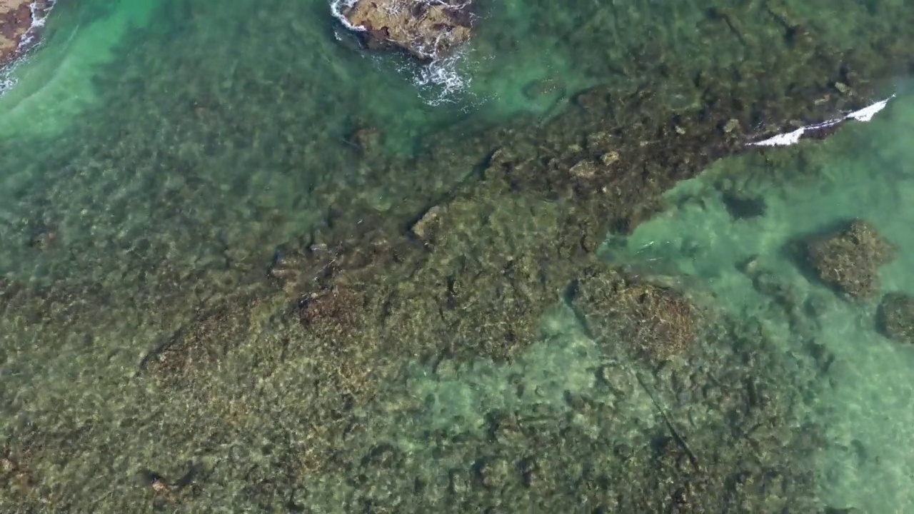 在特拉维夫雅法海滩前，海浪拍打着岩石视频素材