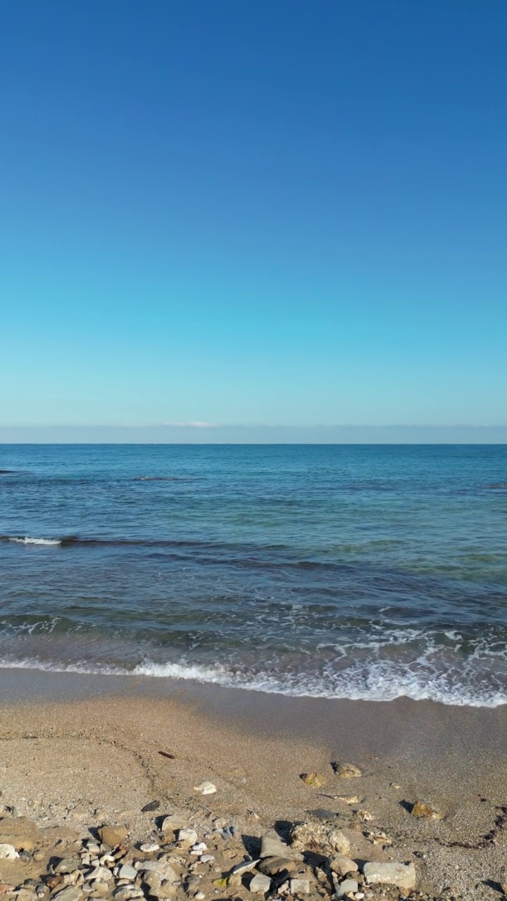 海浪轻轻地拍打着海滩。Givat Alia，雅法，以色列视频素材