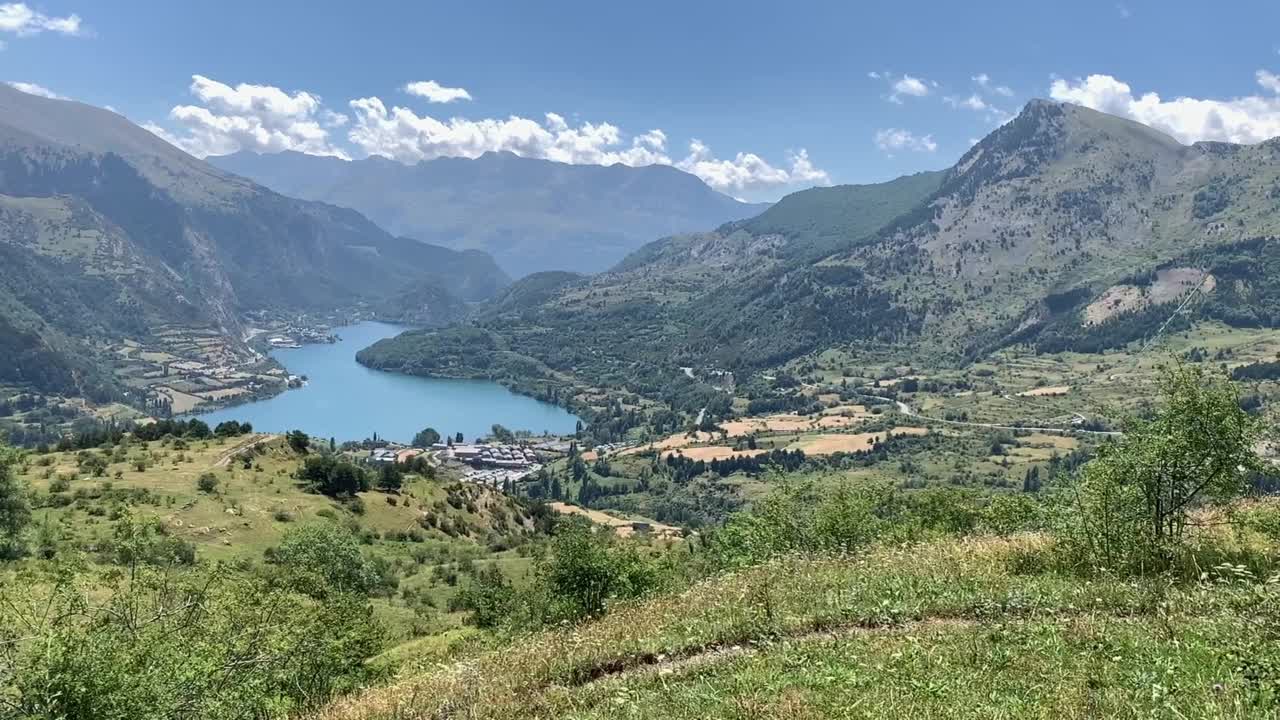 乡村漫步，以美丽的山景和湖泊为背景视频下载