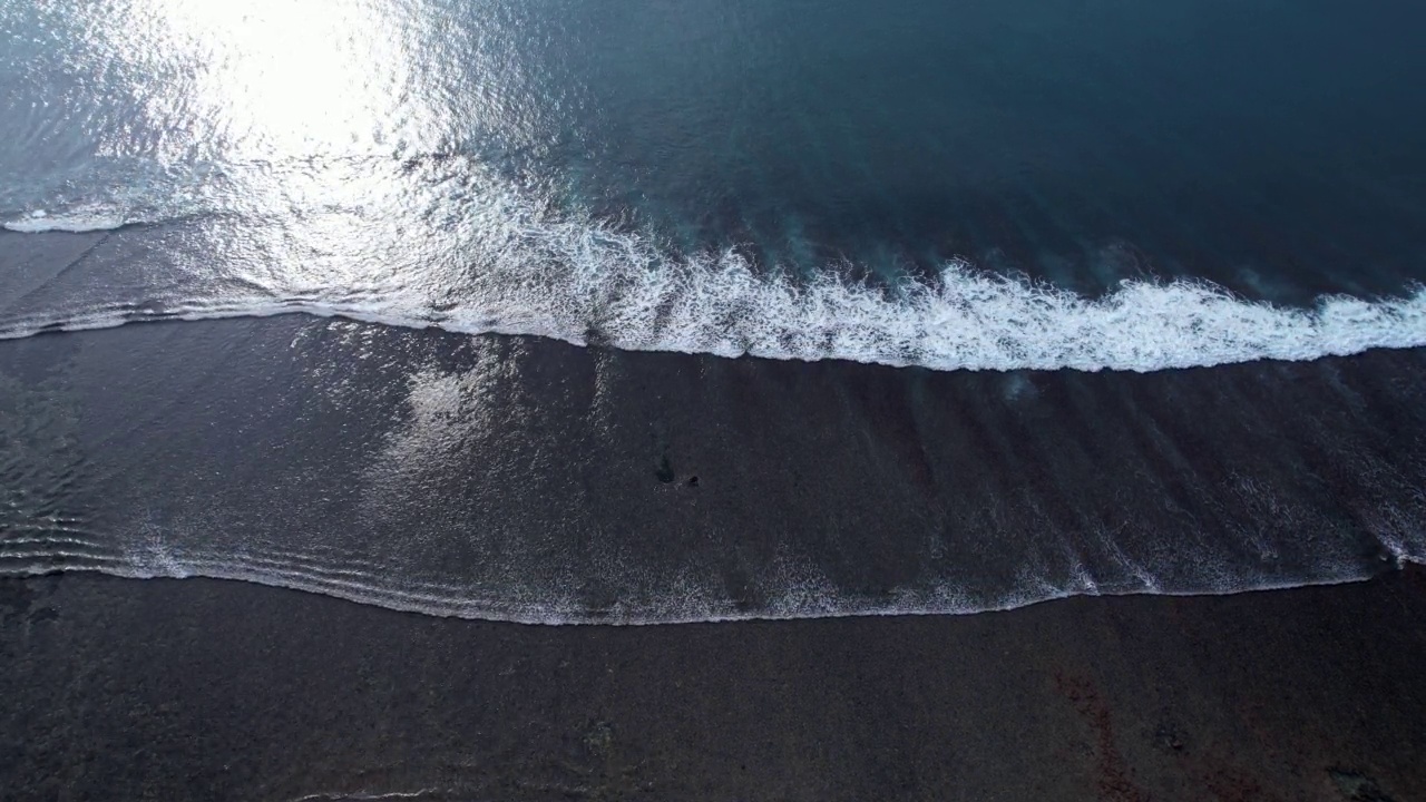 高角航拍低潮时的波浪和陆地，巴厘岛的海岸线视频素材