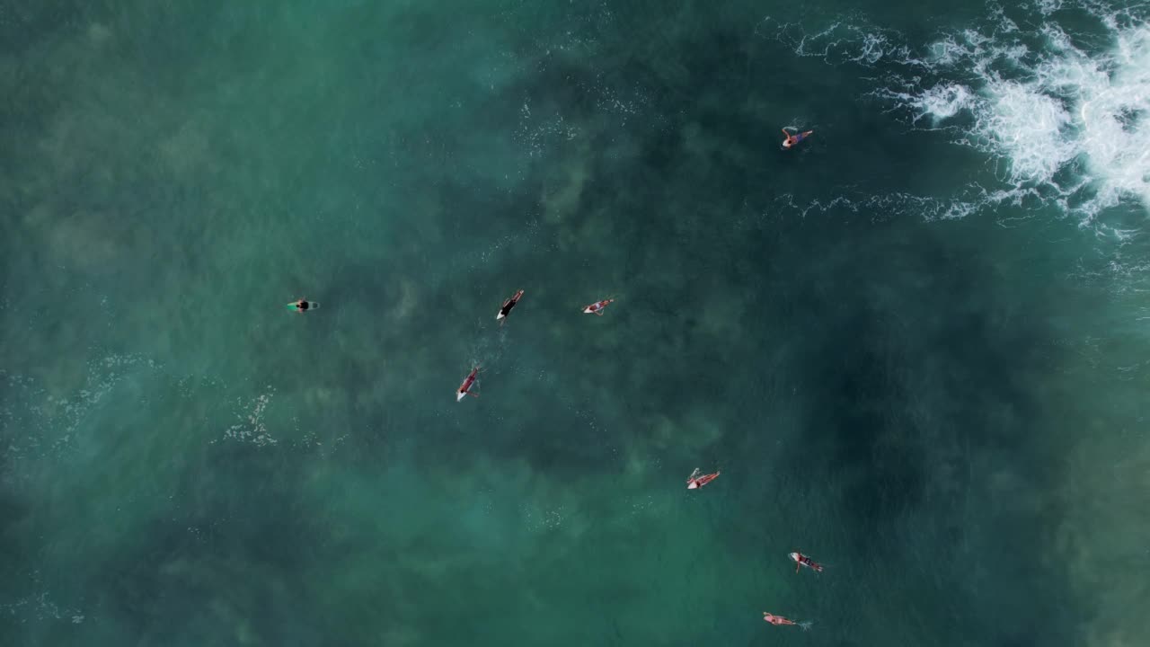 从上到下拍摄的特写海浪，冲浪者跳入水中跳过这一段视频素材