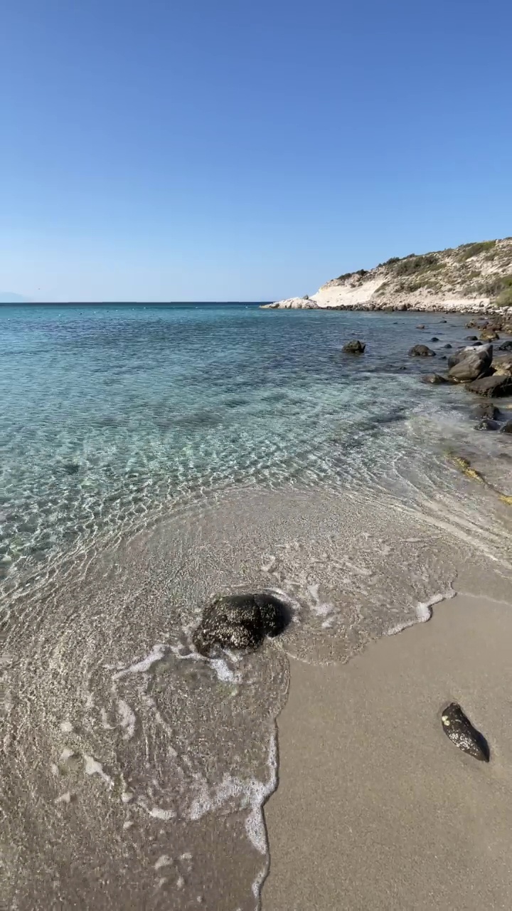 夏天炎热，海滩和清澈的大海为背景和暑假视频素材