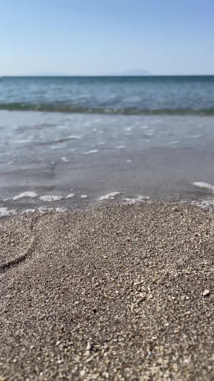 夏天炎热，海滩和清澈的大海为背景和暑假视频素材