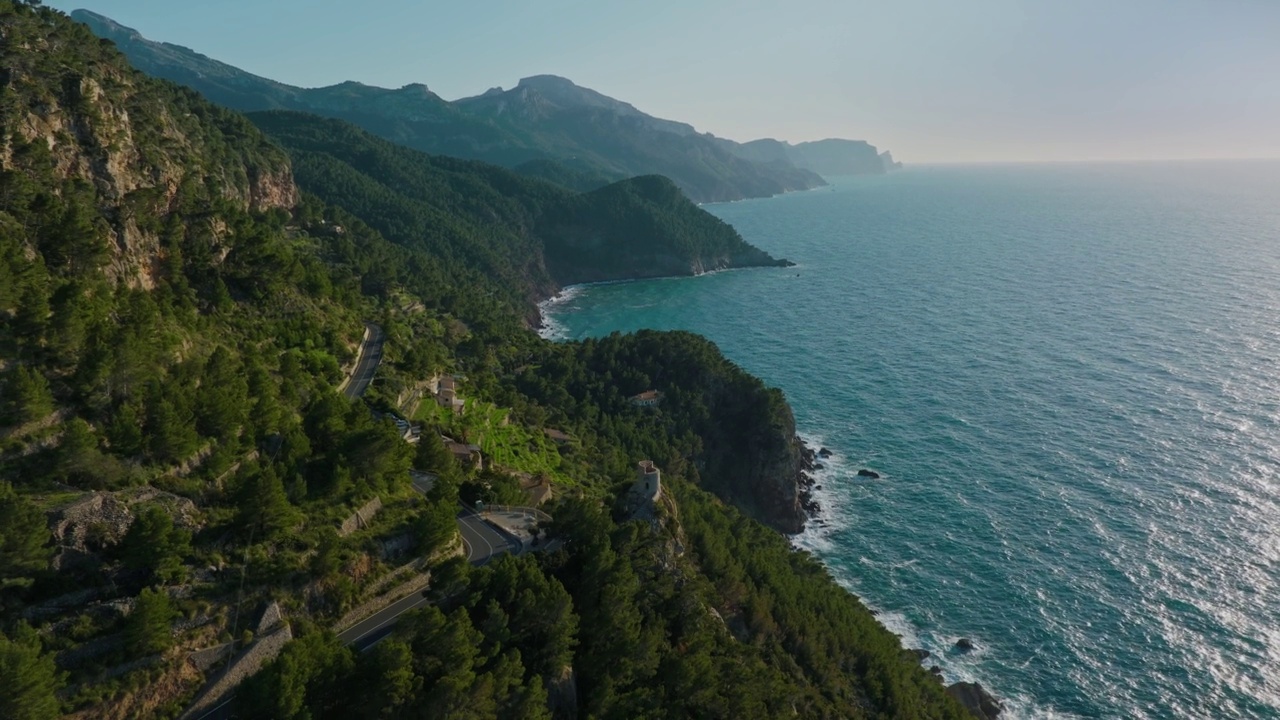 马略卡岛Banyalbufar镇地中海海岸的鸟瞰图视频素材