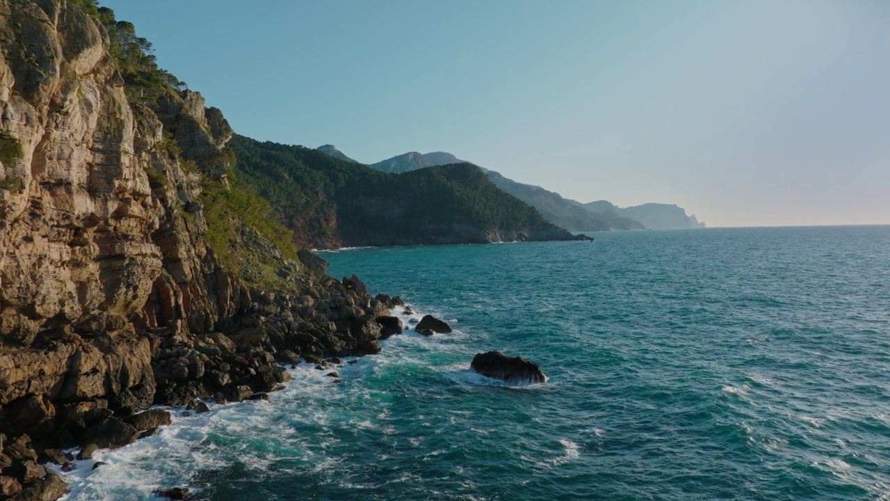 马略卡岛Banyalbufar镇地中海海岸的鸟瞰图视频下载