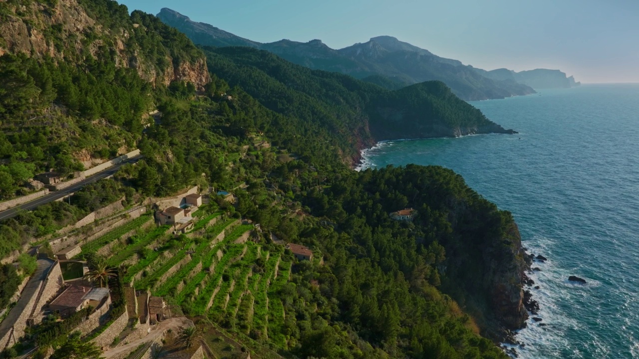 在马略卡岛的Banyalbufar，旅游城市Torre de Verger的美丽鸟瞰图，无人机，Es Port des Canonge, Serra de Tramuntana，西班牙视频下载