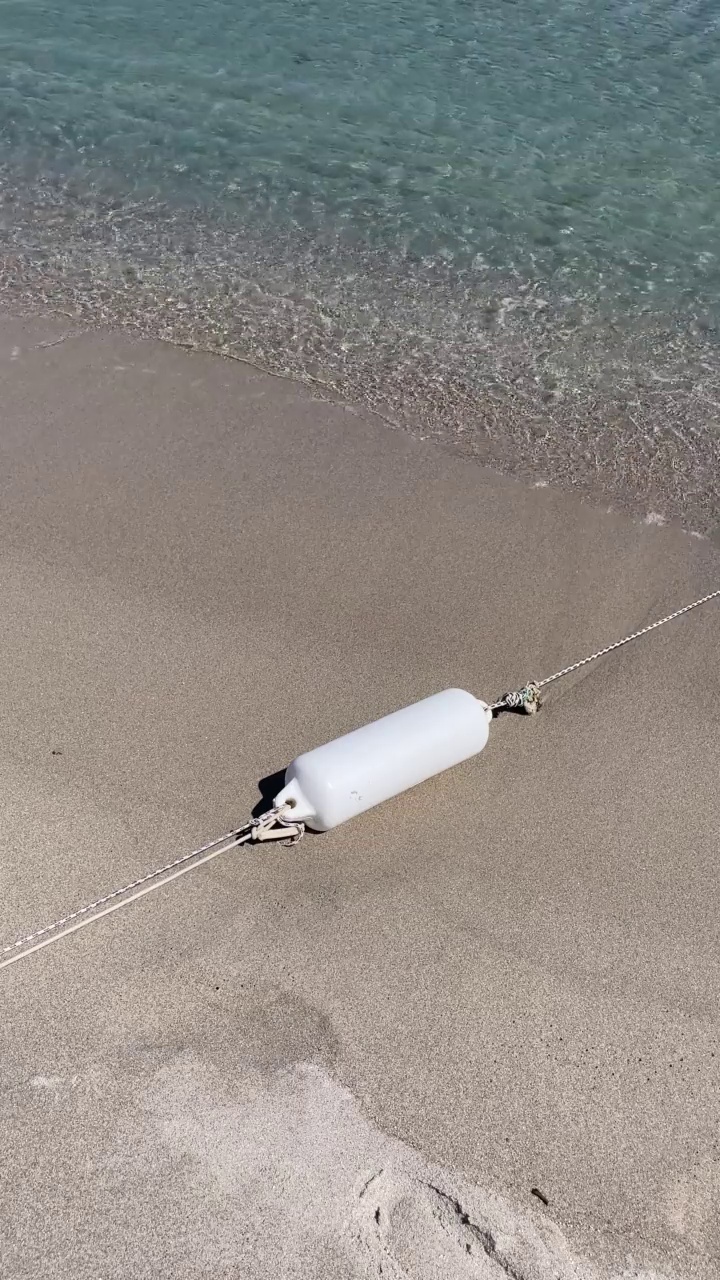 夏天炎热，海滩和清澈的大海为背景和暑假视频素材