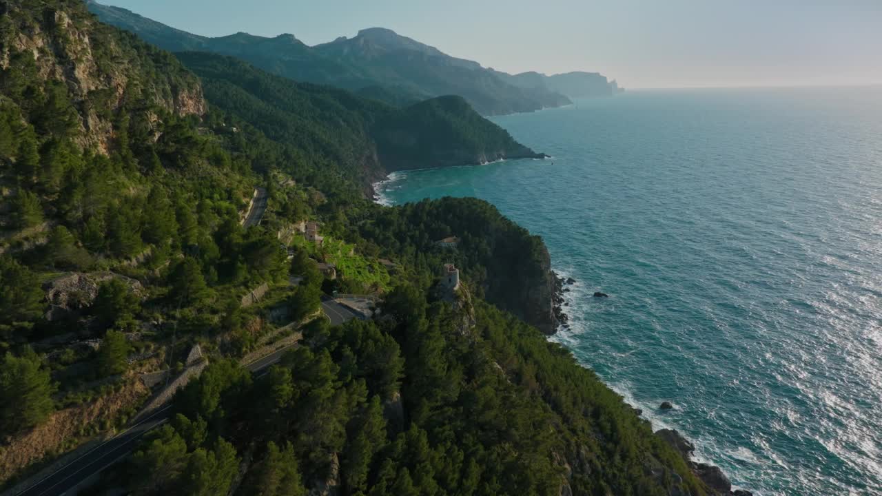 在马略卡岛的Banyalbufar，旅游城市Torre de Verger的美丽鸟瞰图，无人机，Es Port des Canonge, Serra de Tramuntana，西班牙视频下载