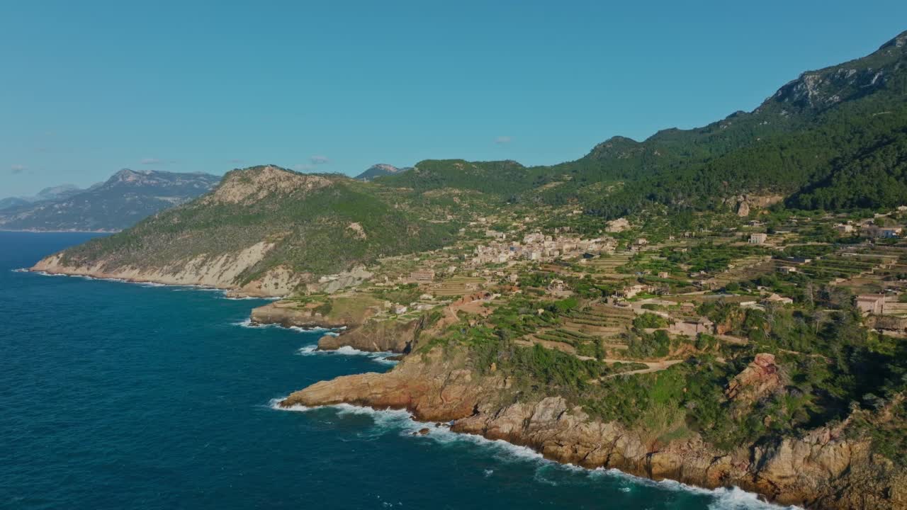 在马略卡岛Banyalbufar著名小镇的鸟瞰图，Serra de Tramuntana，西班牙视频下载