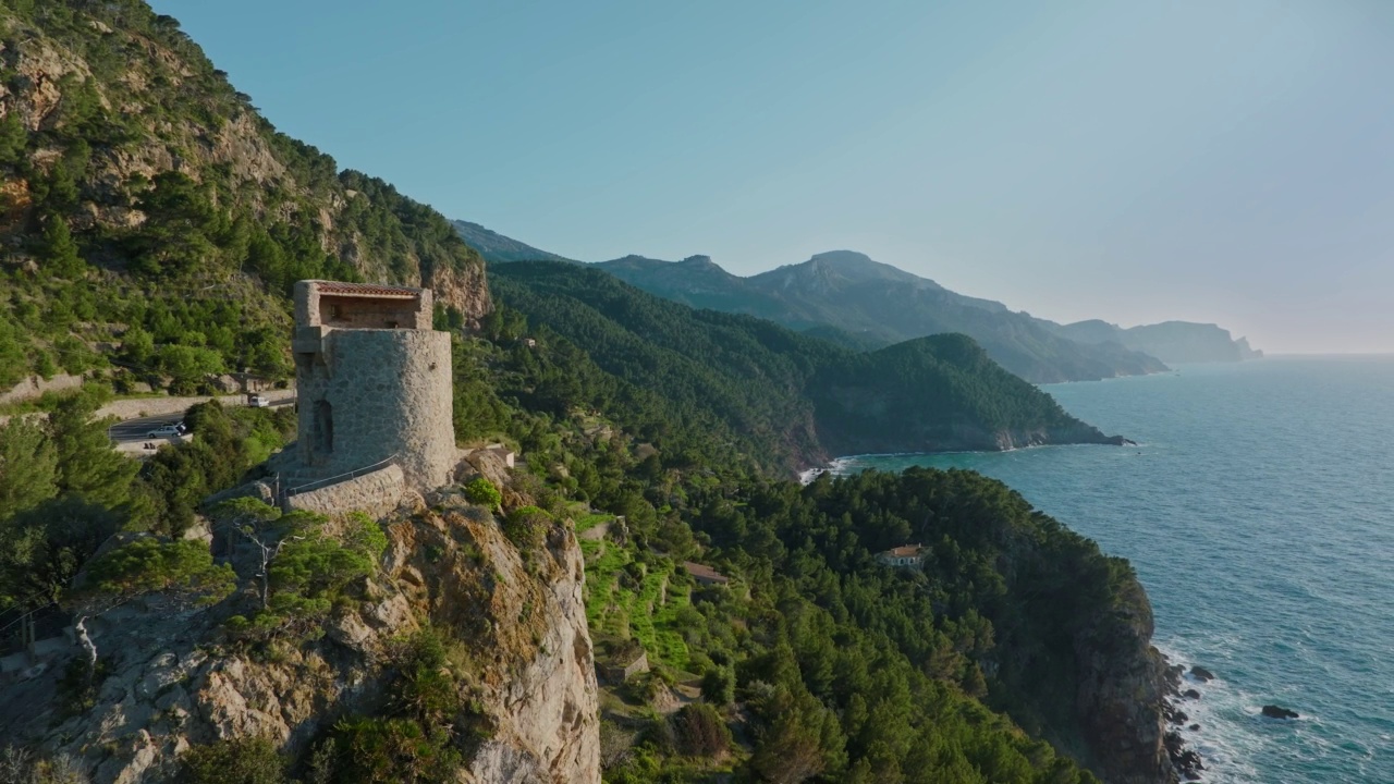 在马略卡岛的Banyalbufar，旅游城市Torre de Verger的美丽鸟瞰图，无人机，Es Port des Canonge, Serra de Tramuntana，西班牙视频下载