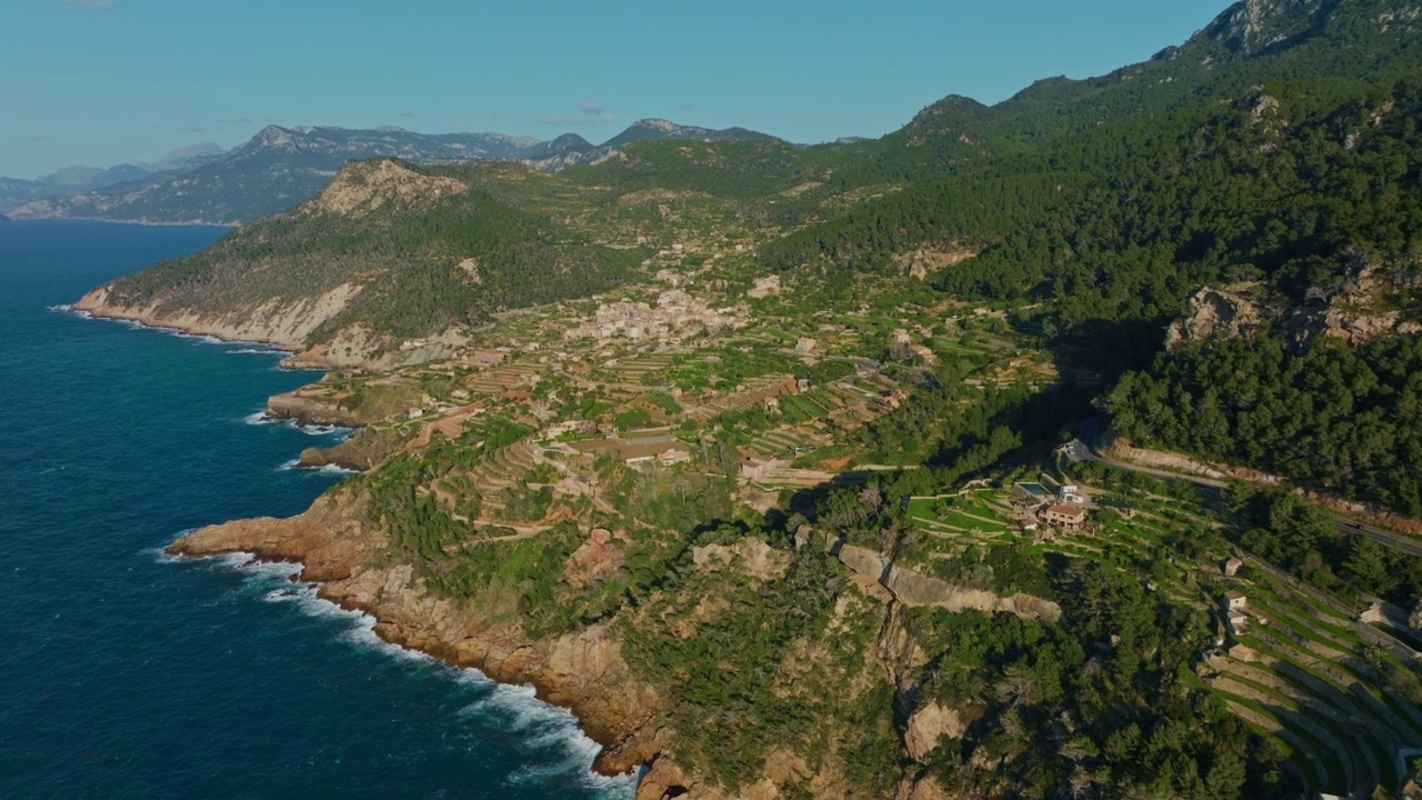 在马略卡岛Banyalbufar著名小镇的鸟瞰图，Serra de Tramuntana，西班牙视频素材