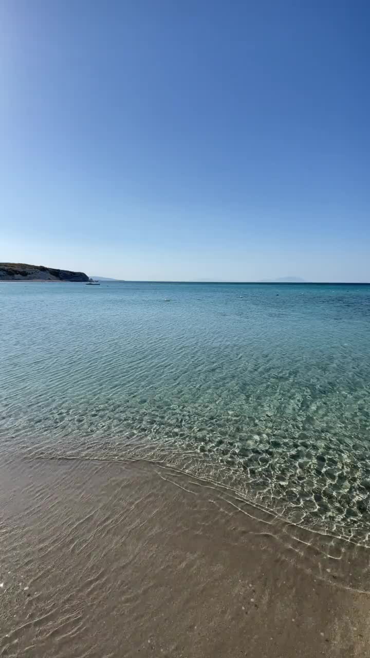 夏天炎热，海滩和清澈的大海为背景和暑假视频素材