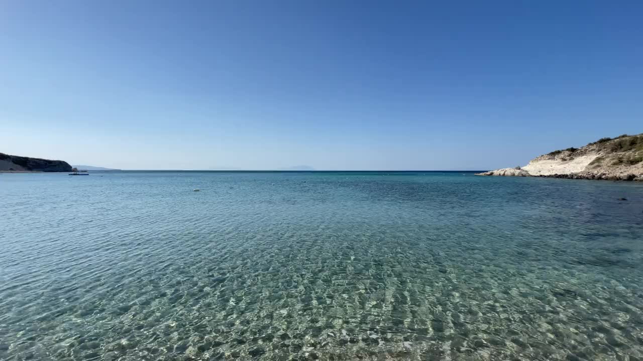 夏天炎热，海滩和清澈的大海为背景和暑假视频素材