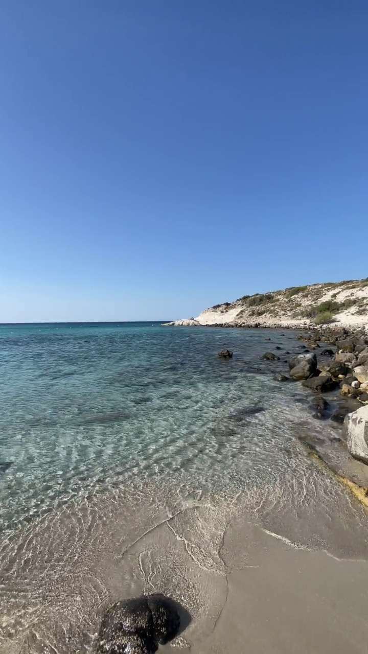 夏天炎热，海滩和清澈的大海为背景和暑假视频素材