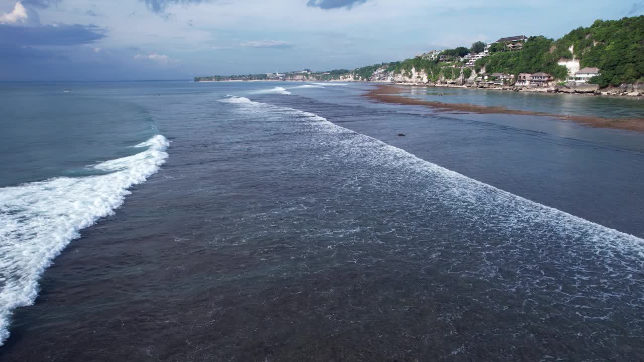 低潮时暴露在海底的浪花，航拍视频素材