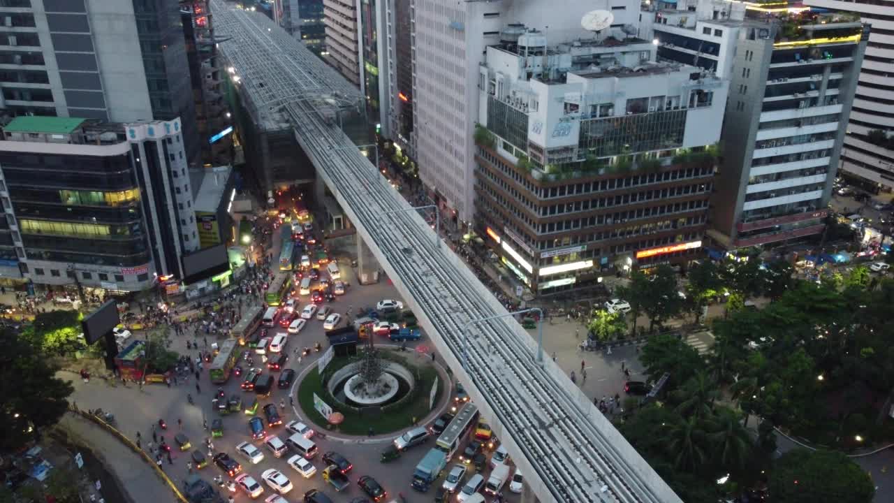 达卡的道路交叉口和交通流的鸟瞰图- Stock Footage视频素材