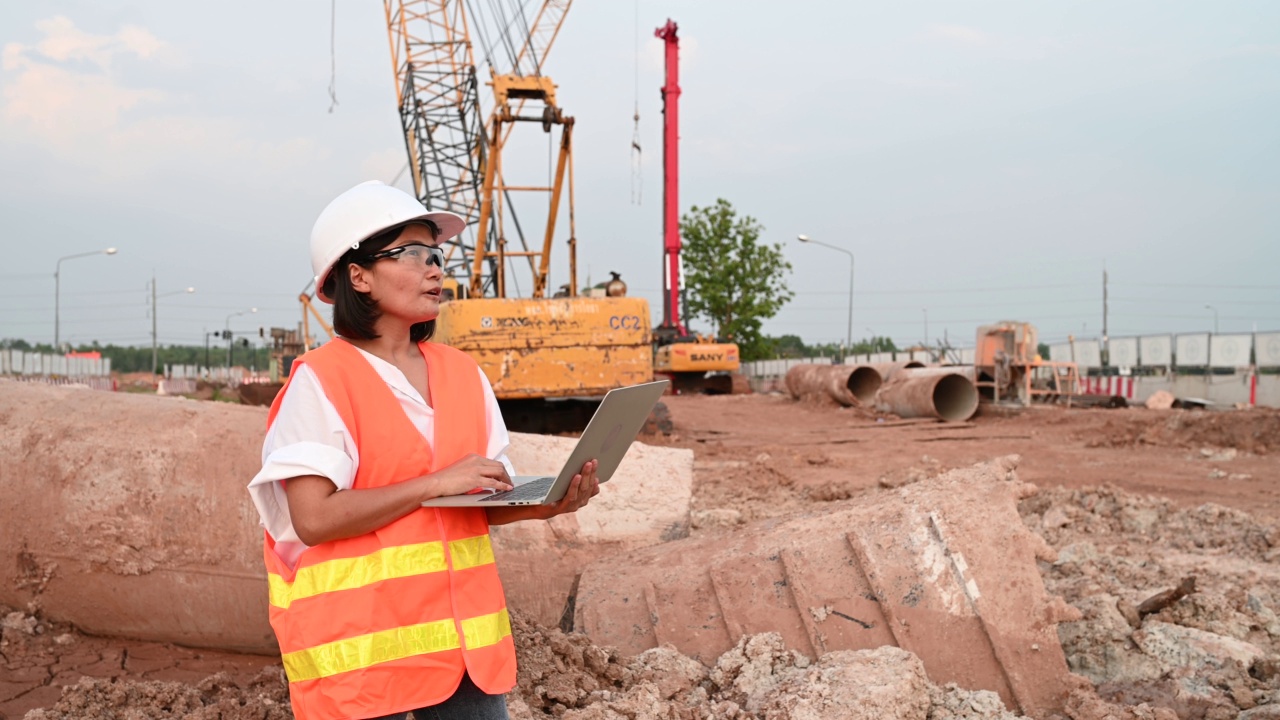 土木工程师在建筑工地工作，公司经理监督道路建设。视频素材