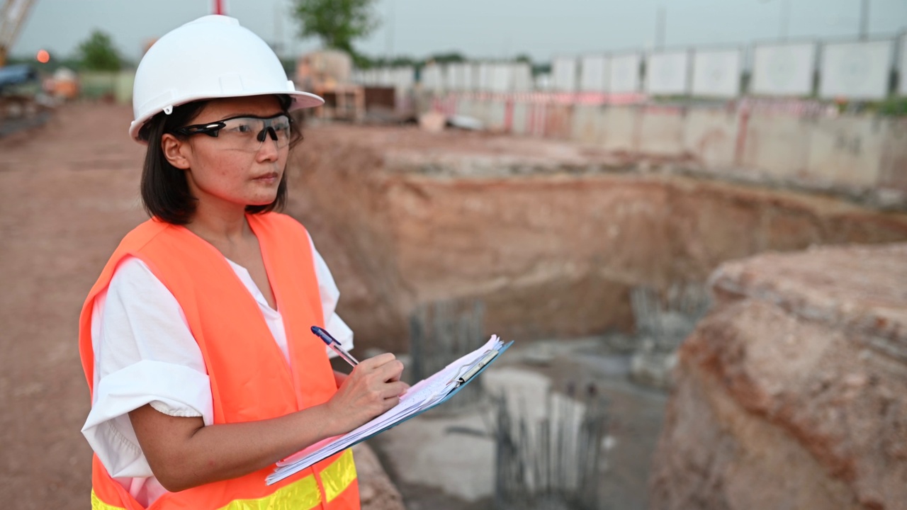 土木工程师在建筑工地工作，公司经理监督道路建设。视频素材