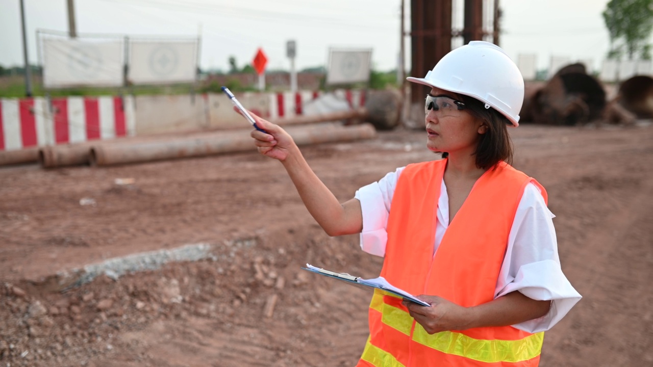 土木工程师在建筑工地工作，公司经理监督道路建设。视频素材