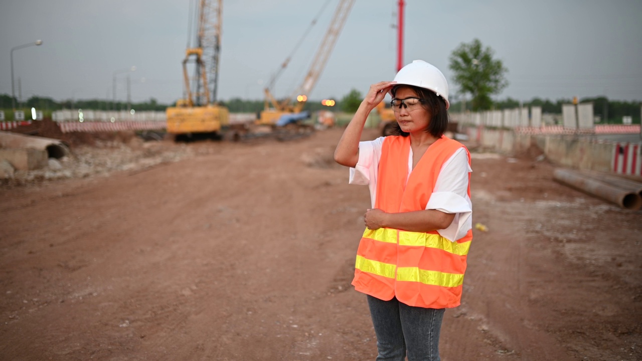 土木工程师在建筑工地工作，公司经理监督道路建设。视频素材