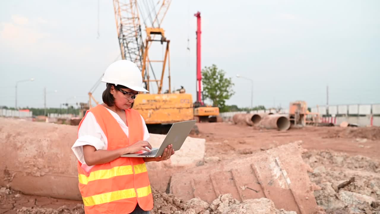 土木工程师在建筑工地工作，公司经理监督道路建设。视频素材