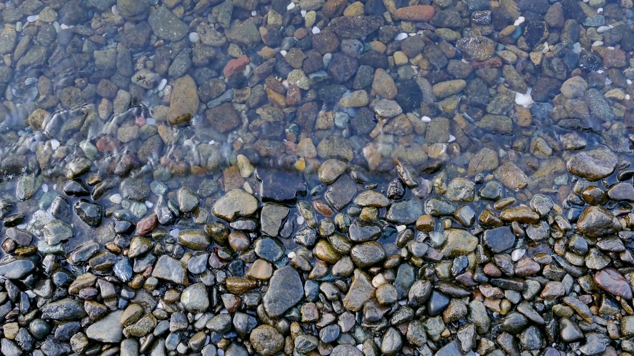 海浪平静地拍打着岸边的石头视频素材