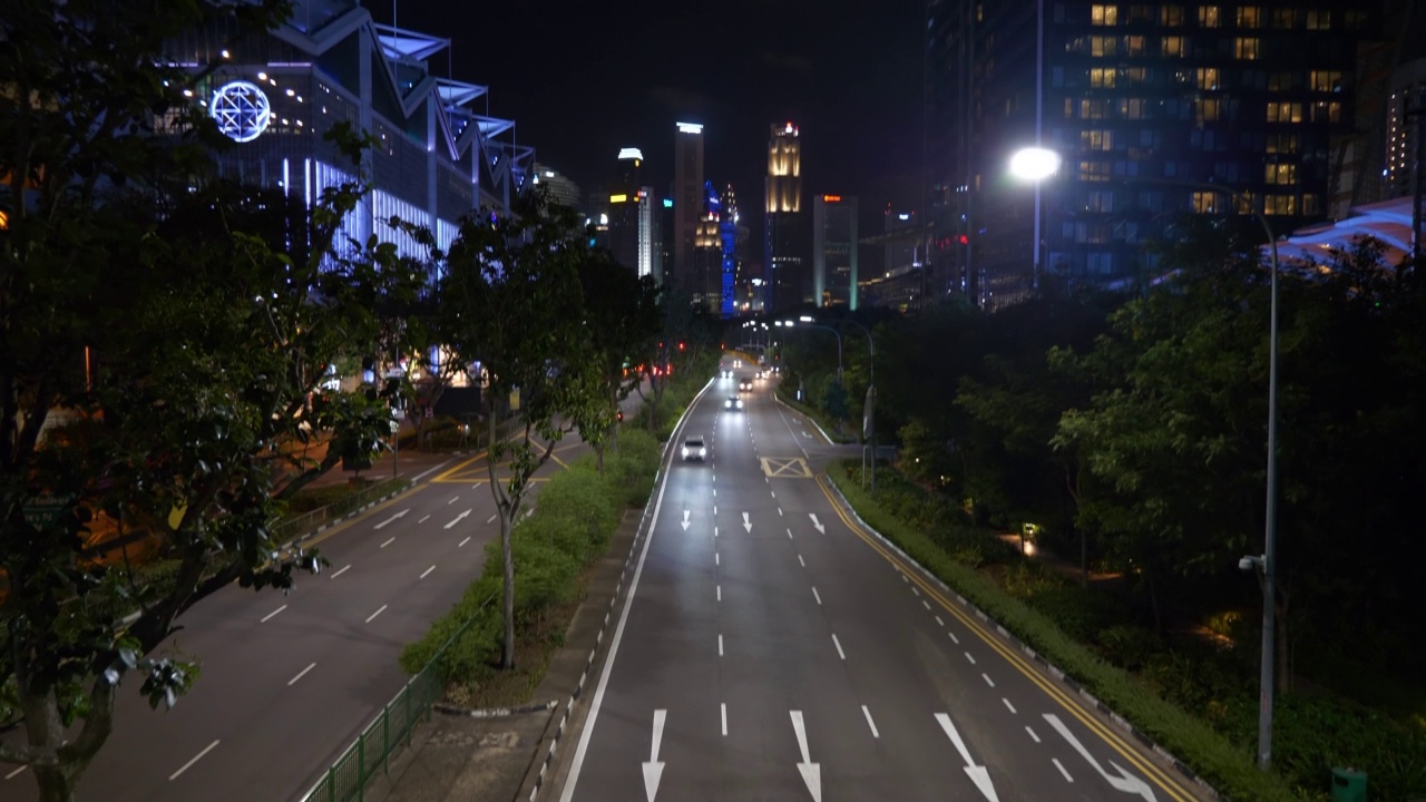 新加坡城市夜景照明市区交通街道道路人行桥全景4k视频素材