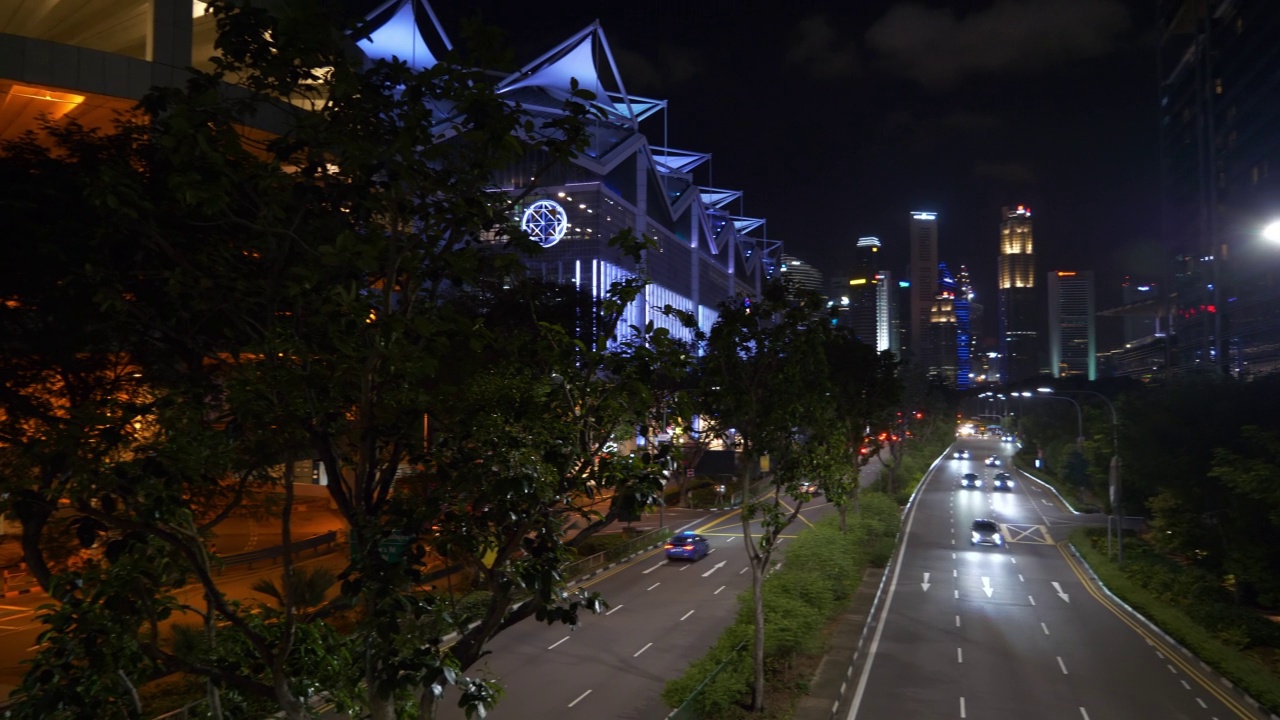 新加坡城市夜景照明市区交通街道道路人行桥全景4k视频素材