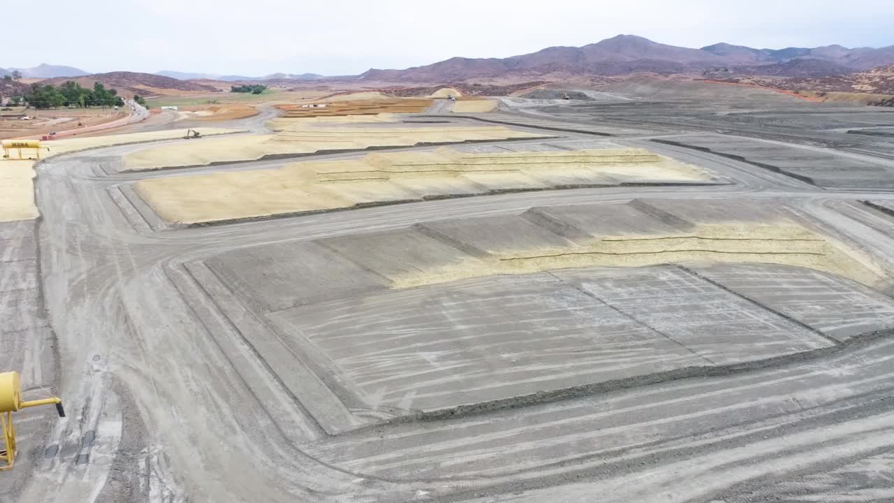 无人机在新开发的农村社区建设区上空视频素材