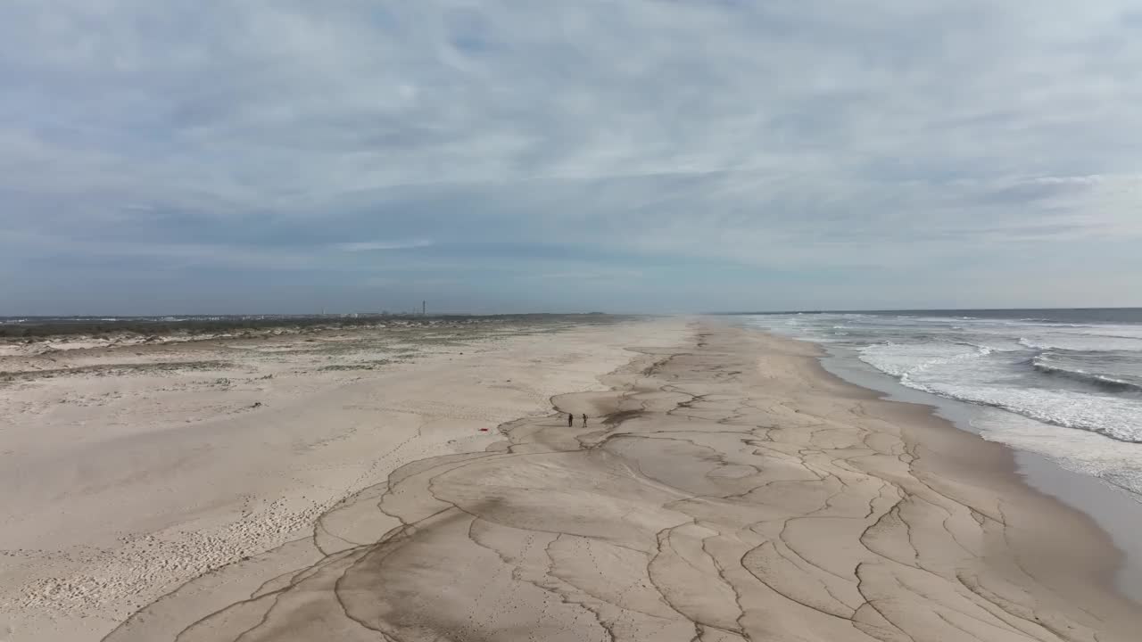 葡萄牙海岸上巨大的空无一人的海滩和大面积的沙丘视频素材