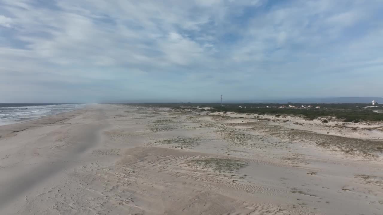 葡萄牙海岸上巨大的空无一人的海滩和大面积的沙丘视频素材