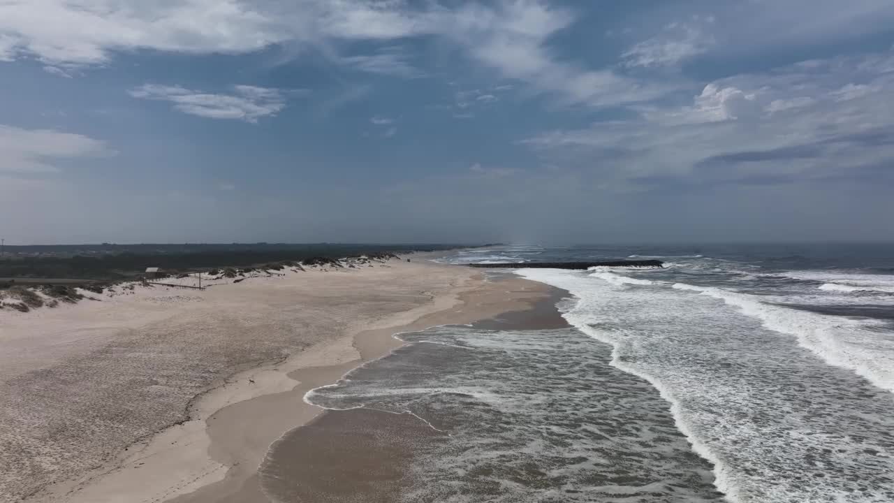 葡萄牙海岸上巨大的空无一人的海滩和大面积的沙丘视频素材