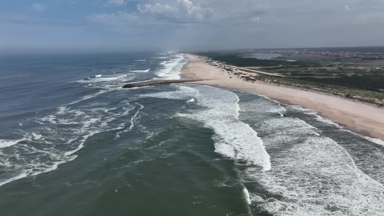 葡萄牙海岸上巨大的空无一人的海滩和大面积的沙丘视频素材