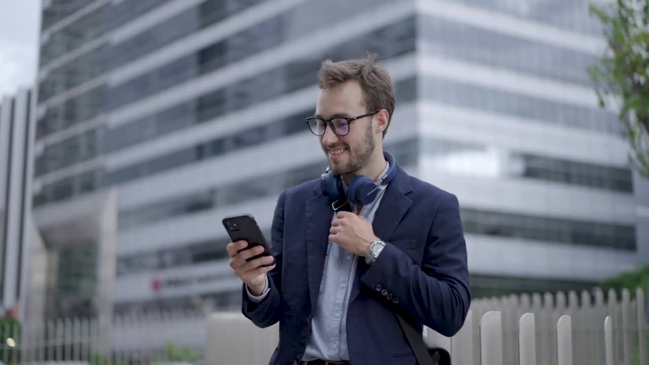 开朗的年轻商人在户外视频下载